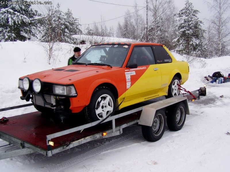 Oranssi-keltainen DX Corolla KE70 trailerilla