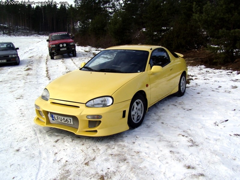 Keltainen Mazda MX-3