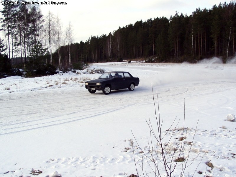 Mattamusta Corolla DX KE70 jääradalla