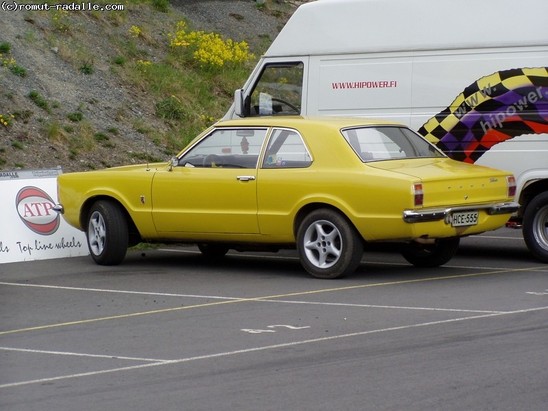 Keltainen Ford Taunus