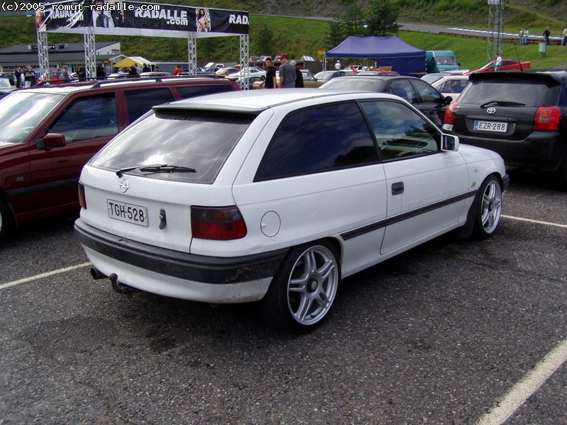 Valkoinen Opel Astra