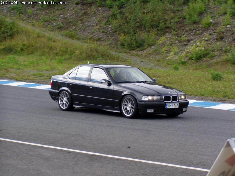 Musta BMW