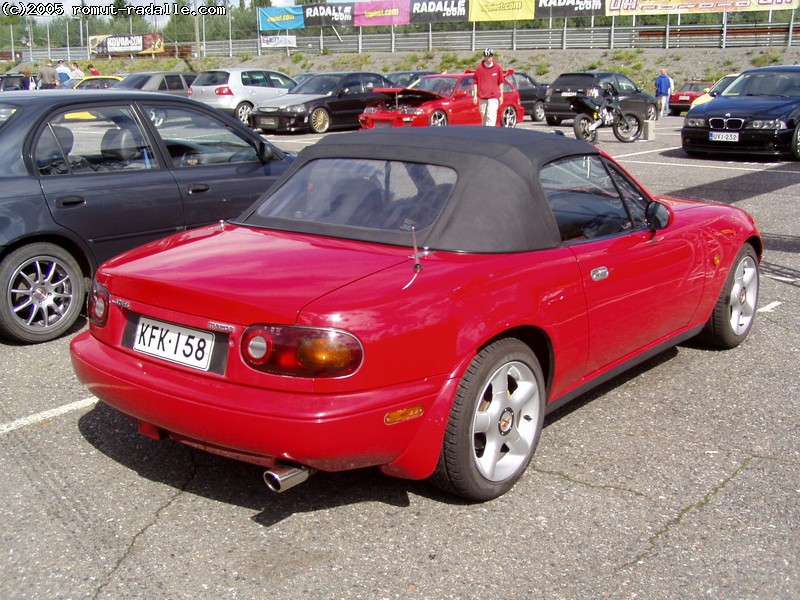 Punainen Mazda MX-5