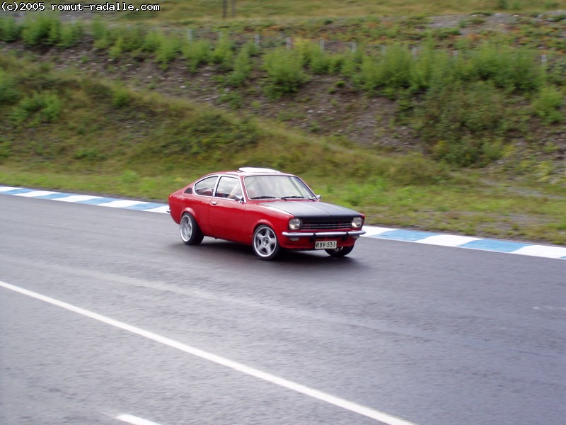Punainen Opel Kadett