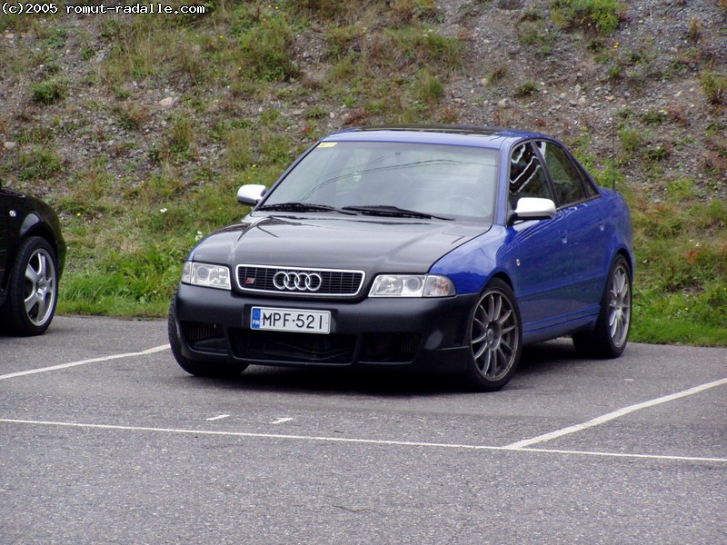 Audi A4 Quattro 1999, Sininen mustalla konepellillä