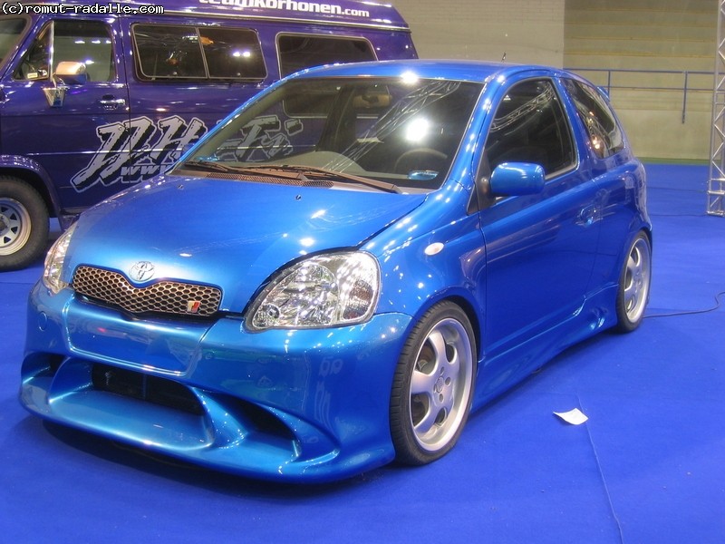 Sininen Toyota Yaris