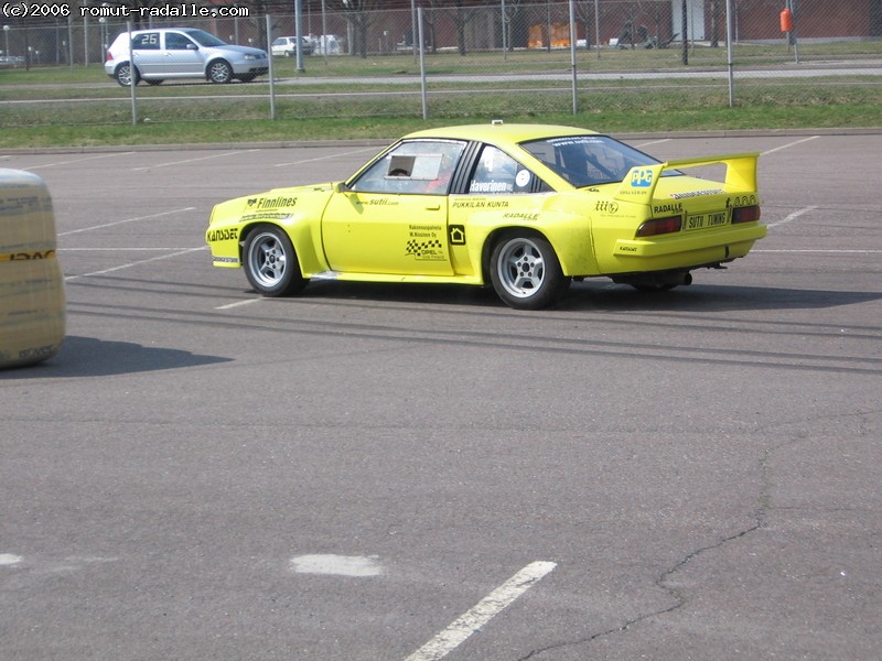 Keltainen Opel Manta i400
