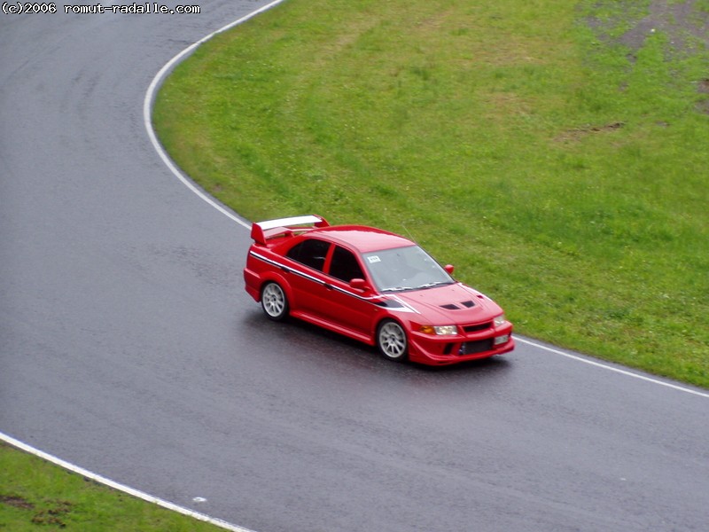 Punainen Mitsubishi Evolution