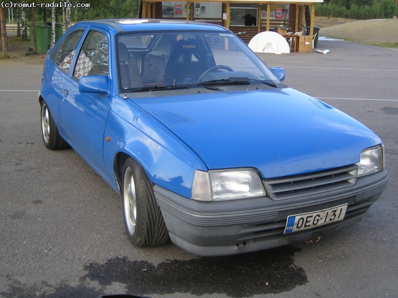 Sininen Opel Kadett E