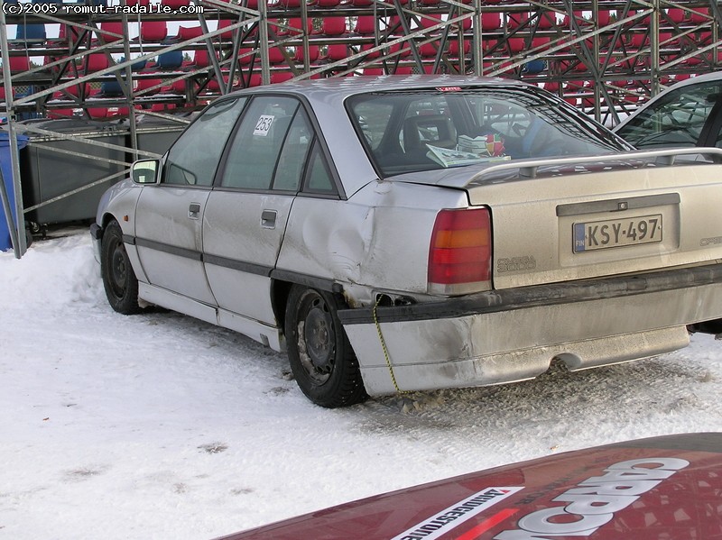 Harmaa Opel Omea 3000