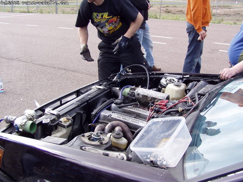 AE86 4AGE Turbo. Kone rupesi kolistamaan, huolto alkamassa.