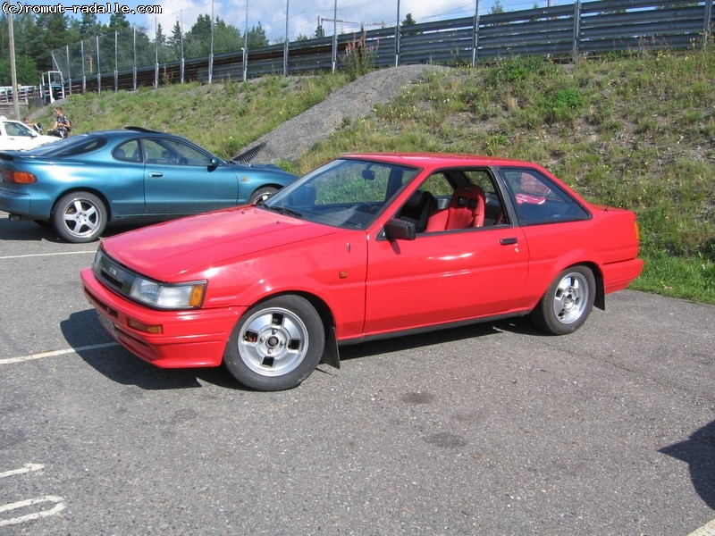 Toyota Corolla GT AE86, punainen