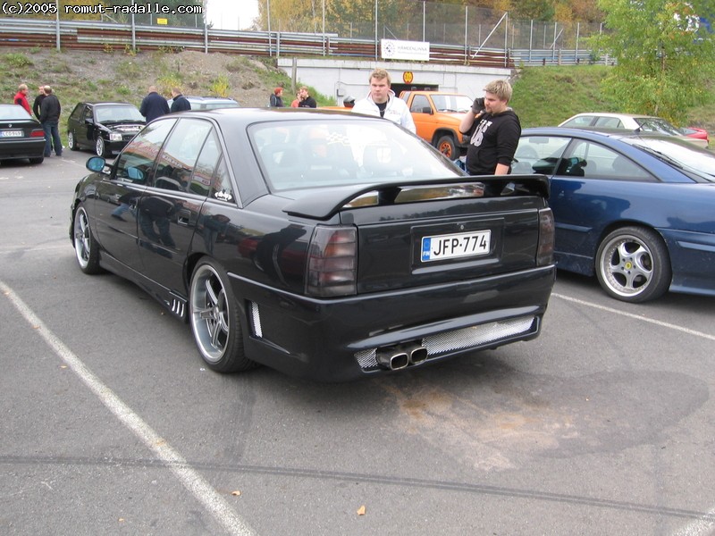 Musta Opel Omega