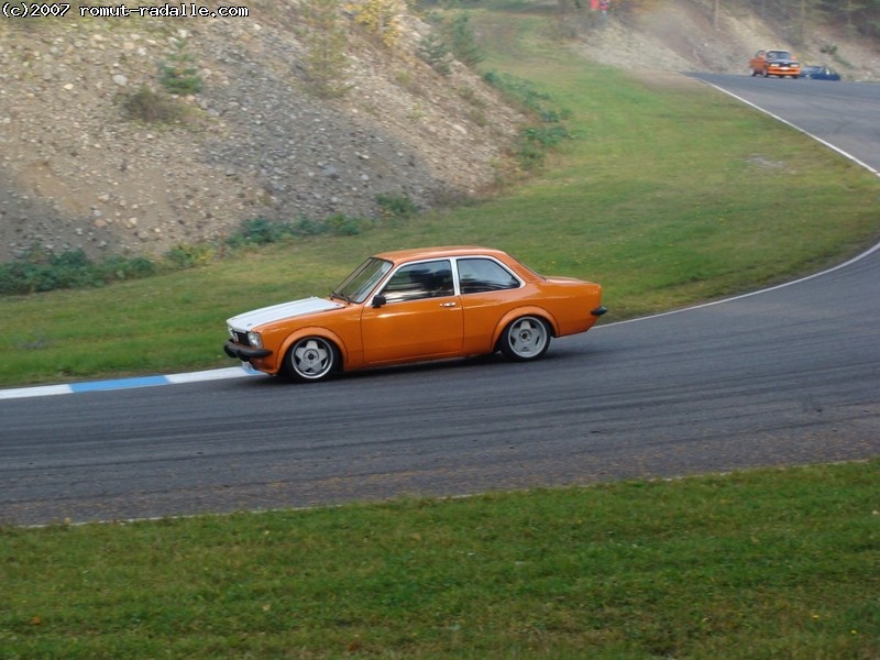 Oranssi Opel Kadett C valkoisella konepeitolla