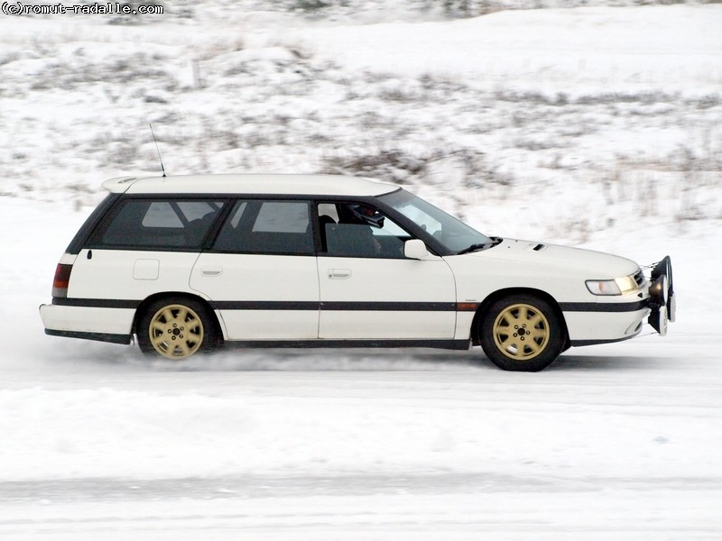 Valkoinen Subaru Legacy farmari jääradalla