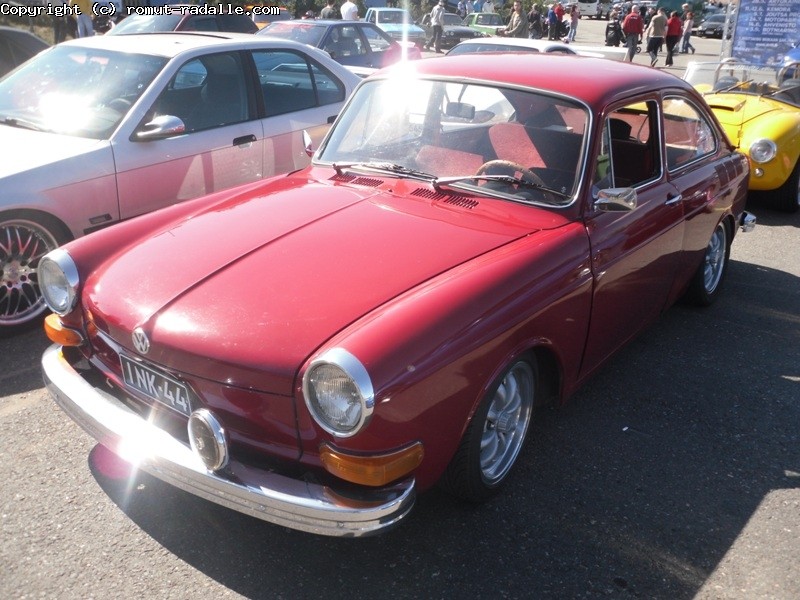 Punainen vanha Volkswagen Type 3