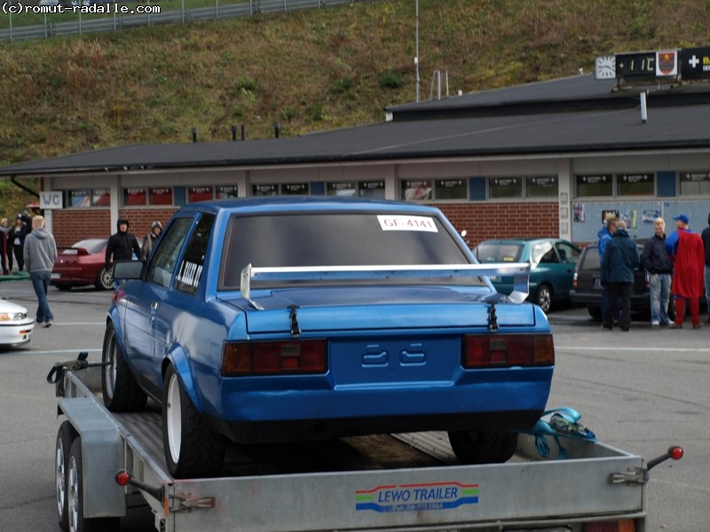Sininen Deksu trailerilla, Toyota Corolla DX