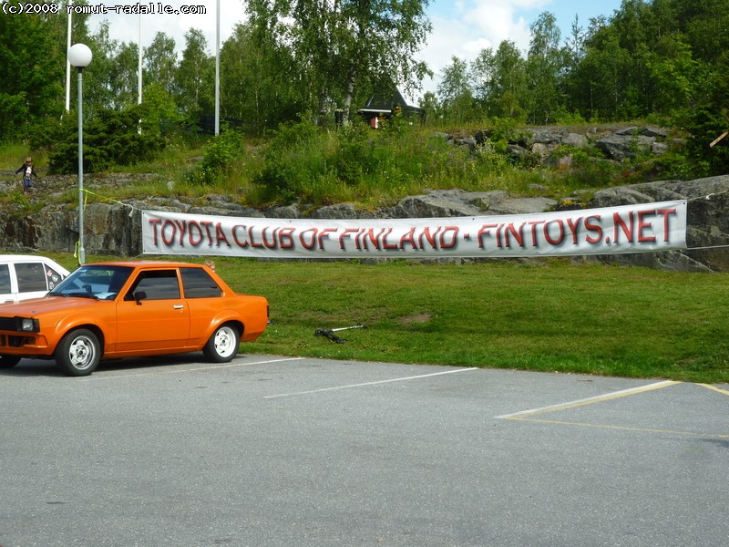 Toyota Club of Finland -banneri ja oranssi deksu.