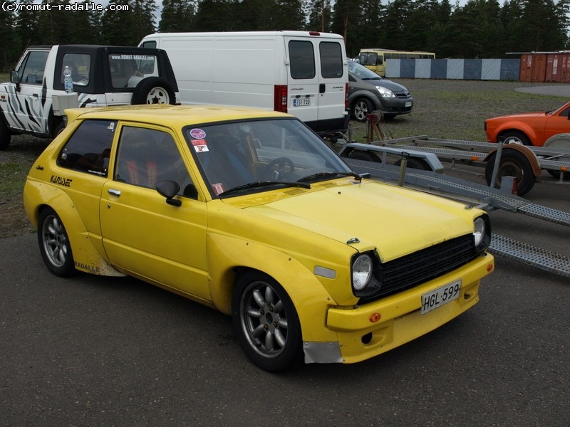 Janin keltainen Toyota Starlet KP60