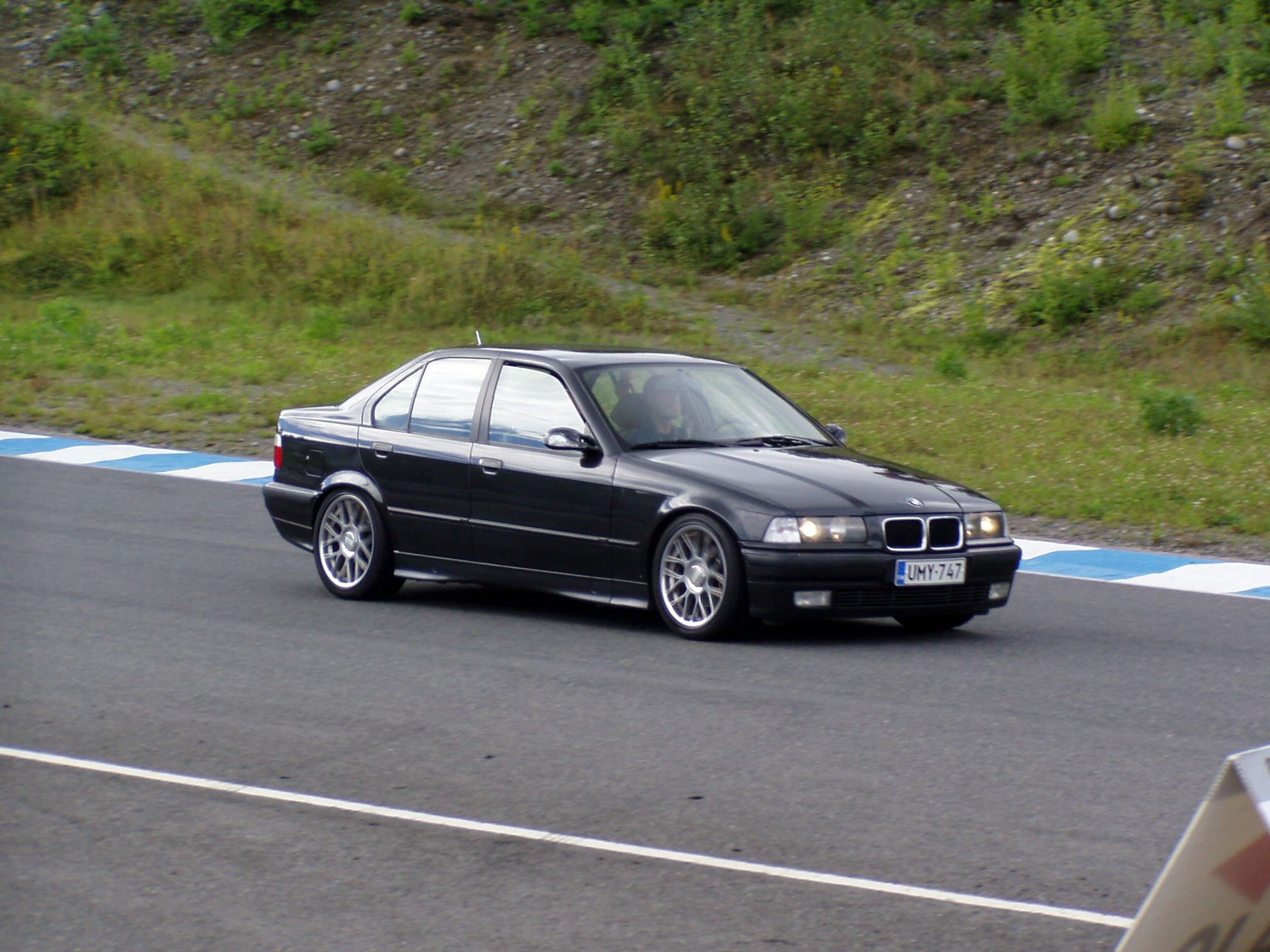 Radalle.com 13.8.2005, Musta BMW