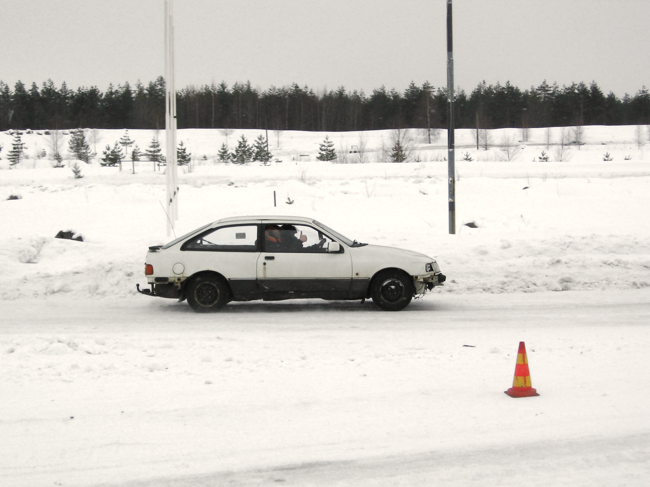 X-treme On Ice 2 18.3.2006 HyvinkÃ¤Ã¤, Valko-musta Ford Sierra ilman puskureita