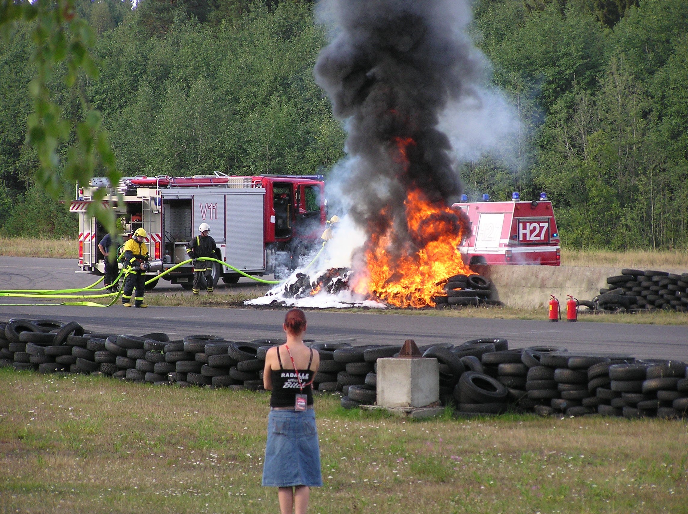 26.8.2006  radalle.com RatapÃ¤ivÃ¤, Motopark, Neito seuraa palomiesten toimintaa :-)