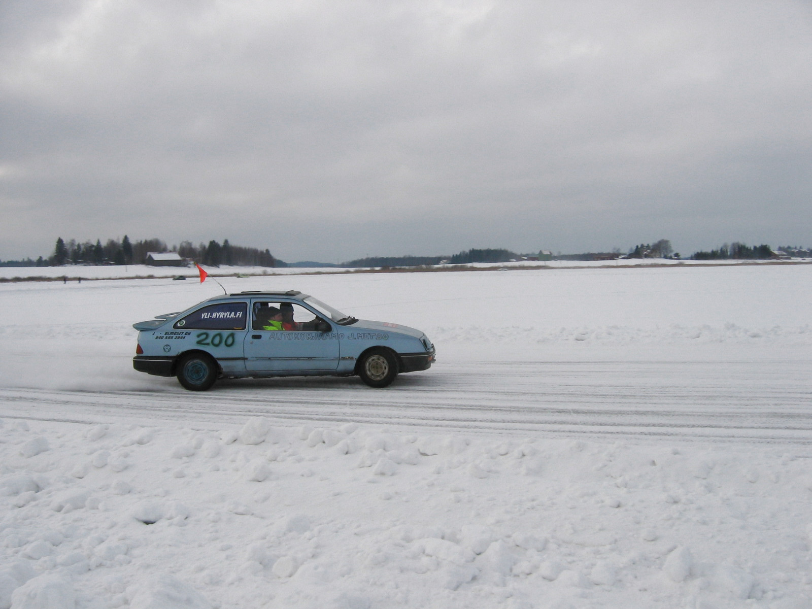 TalvipÃ¶rinÃ¤t KantelejÃ¤rvellÃ¤ 22.2.2009, Sininen mk1 Ford Sierra