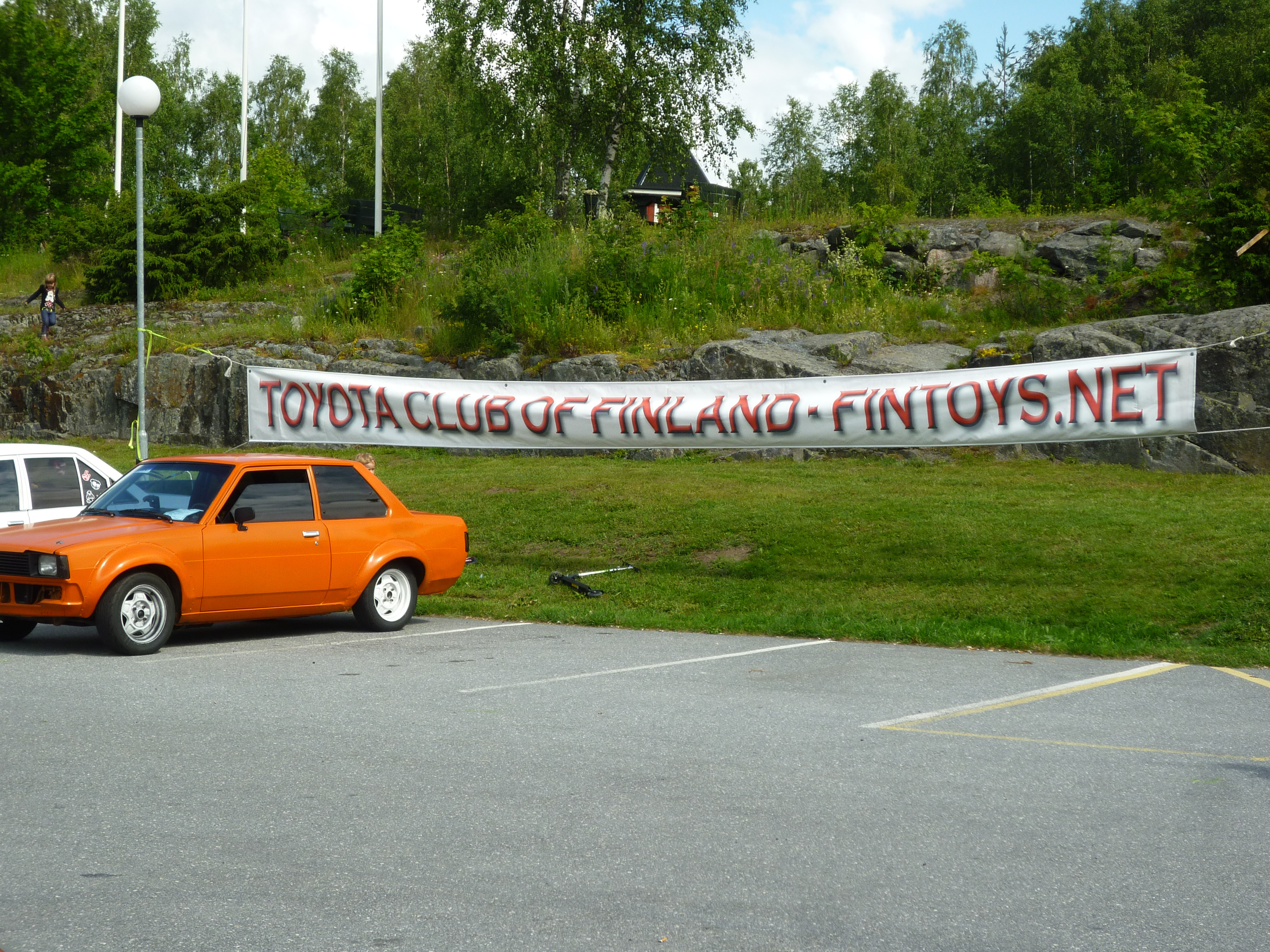 Fintoys kesÃ¤tapahtuma 10-12.7.2015 Merikarvia, Toyota Club of Finland -banneri ja oranssi deksu.
