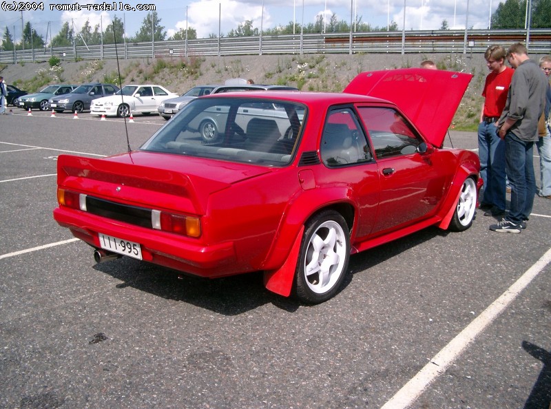 Punainen Opel Ascona