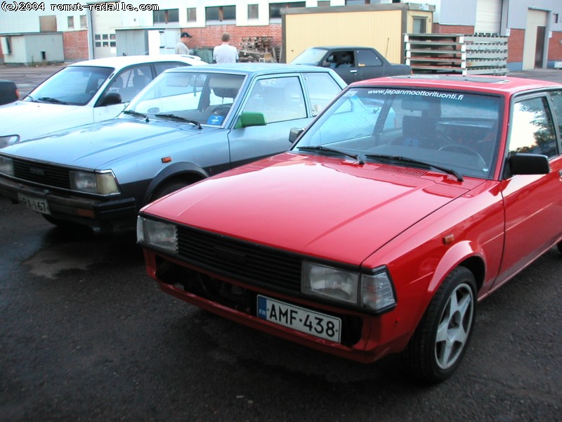 Punainen ja Sininen Toyota Corolla KE70