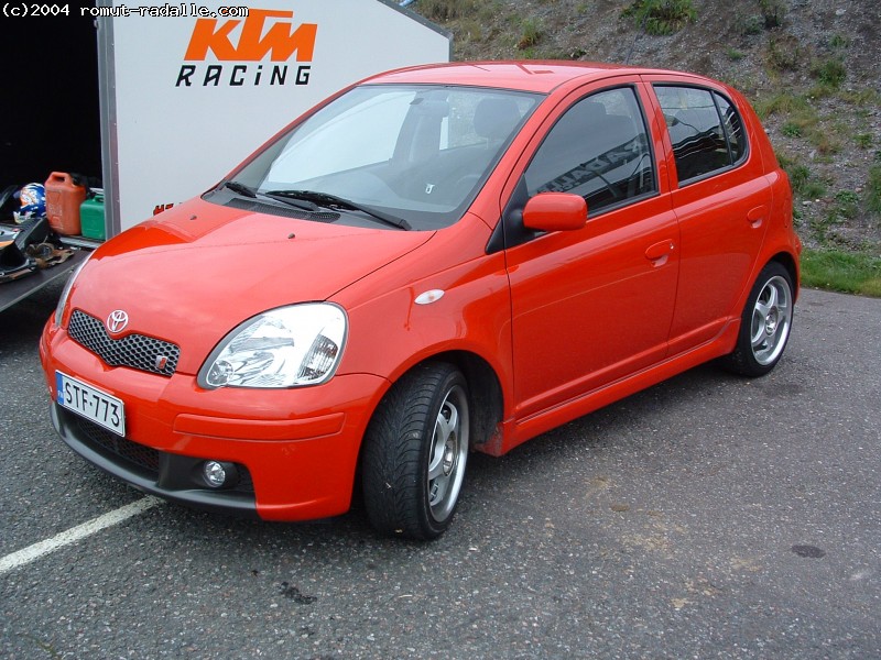 Punainen Toyota Yaris