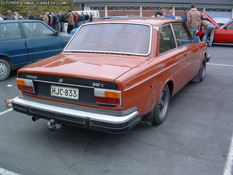 Volvo 242 L punainen