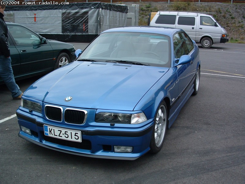 Sininen BMW E36 Coupe