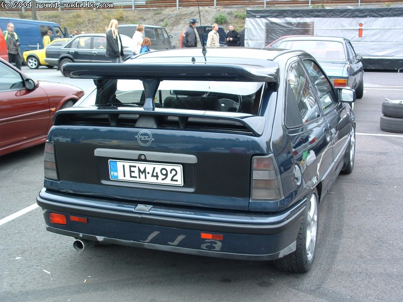 Sininen Opel Kadett E Cossu-Sierran takasiivellä?