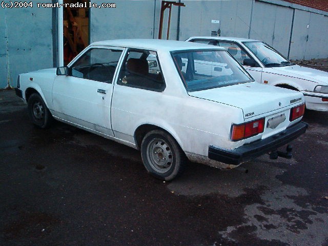 Valkoinen Corolla DX