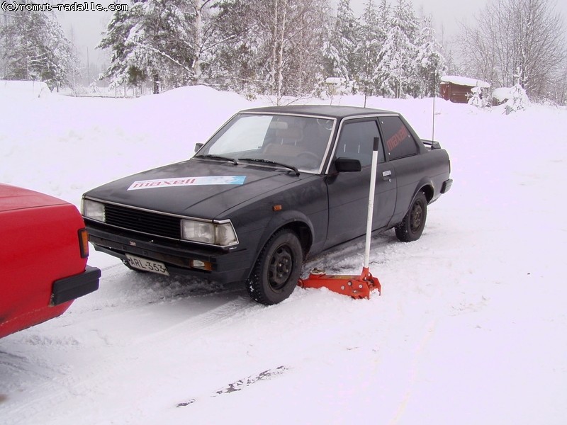 KE70 Toyota Corolla DX, musta