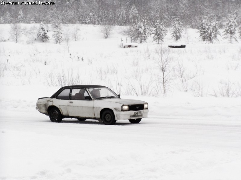 Valkoinen Opel Ascona