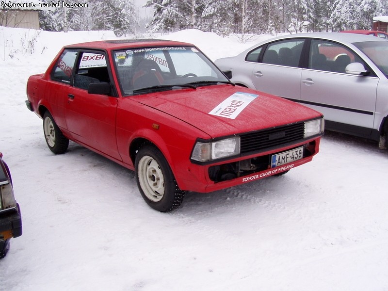 Punainen KE70 Corolla DX piikkirenkain talvella