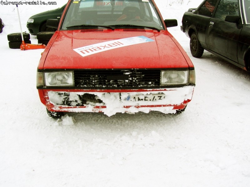 Punainen DX Corolla lumisena