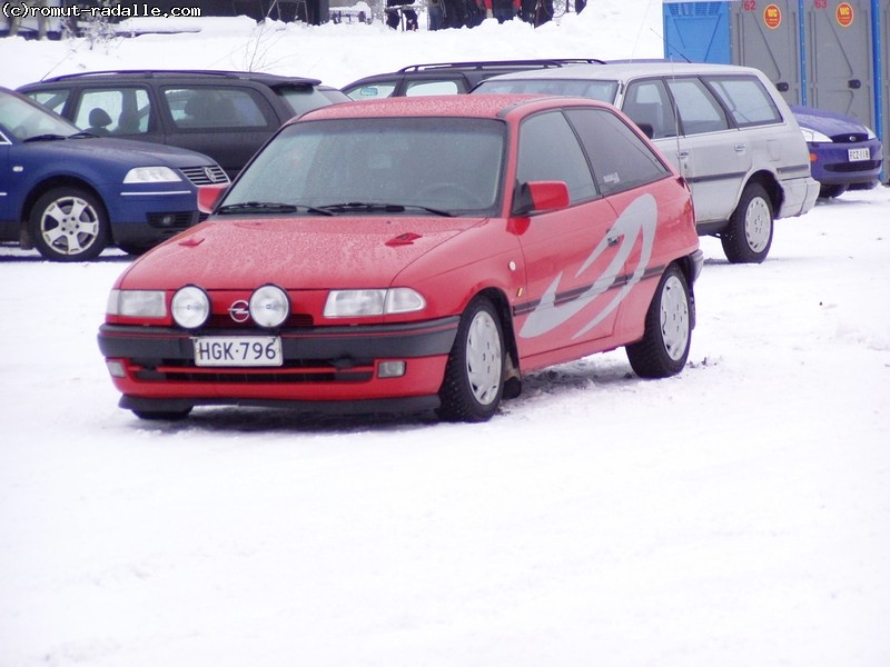 Punainen Opel Astra lisävaloilla