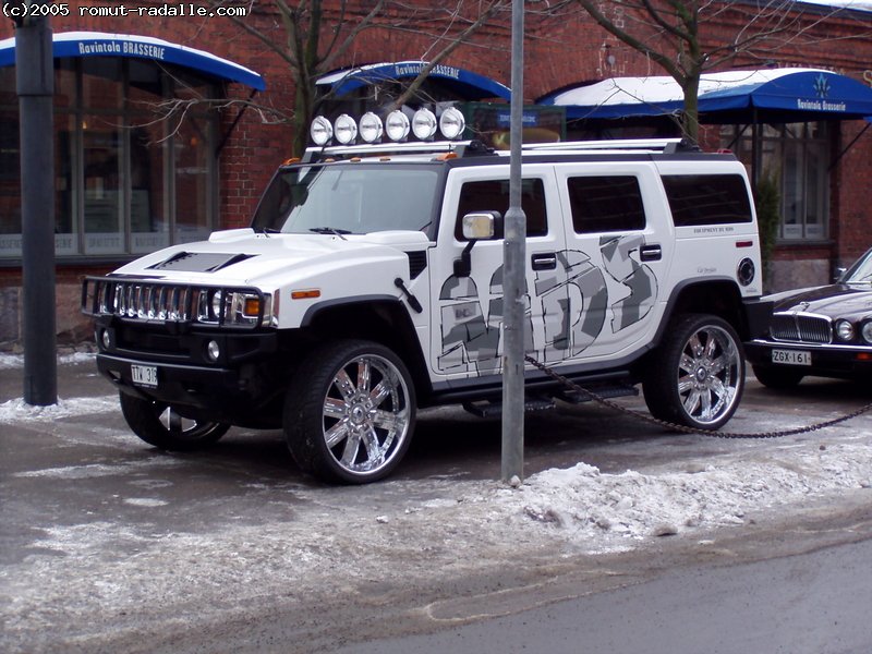 Valkoinen Hummer H2