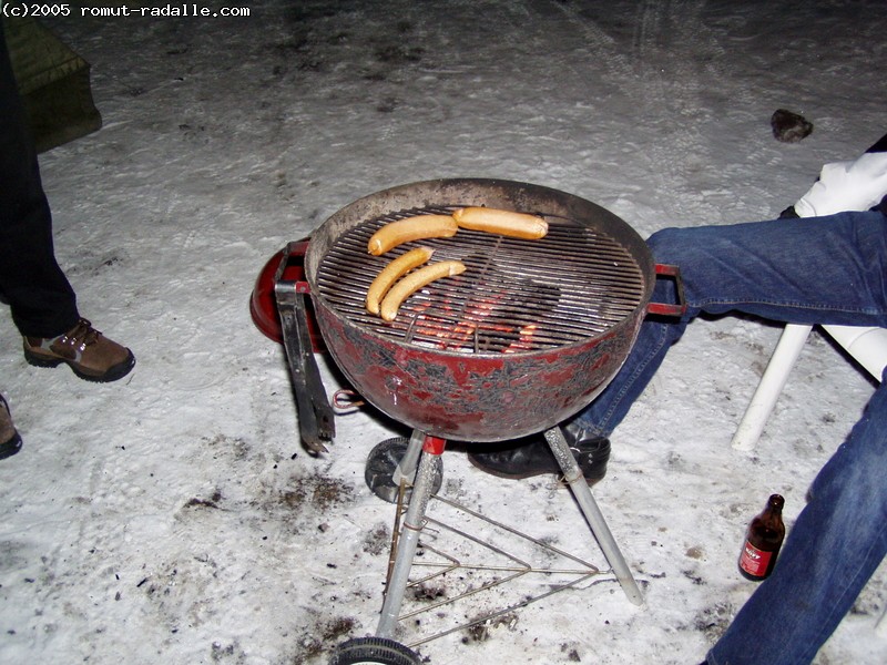 Saunailta ilman makkaraa ei oo mitään. Talvellakin grillataan.