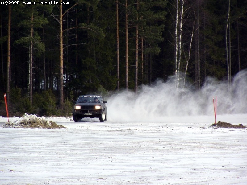 Mattamusta DX Corolla jäällä