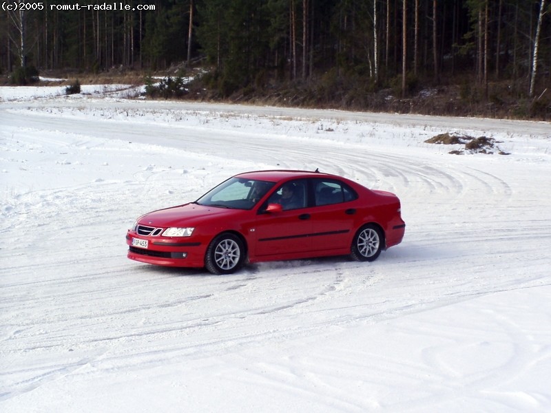 Punainen Saab jääradalla