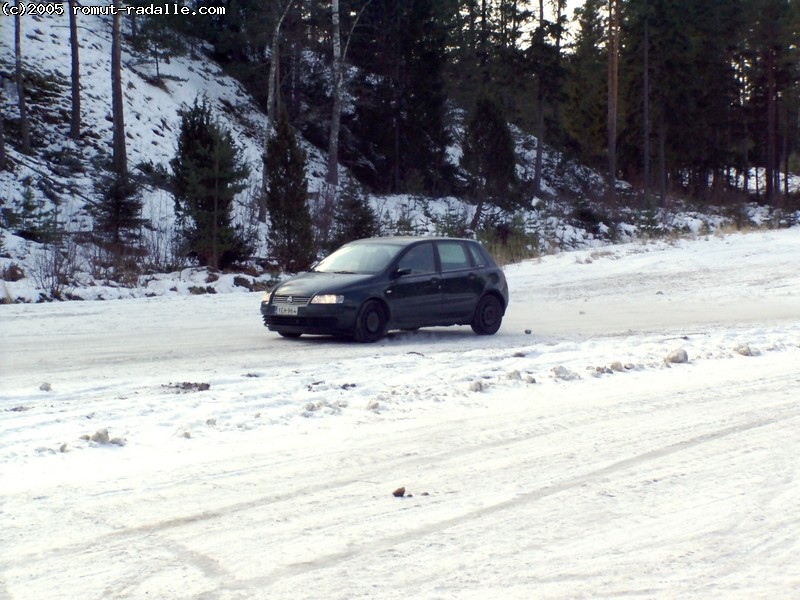 Fiat Stilo talvella lumella