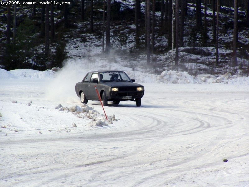 Corolla jääradalla mutkassa