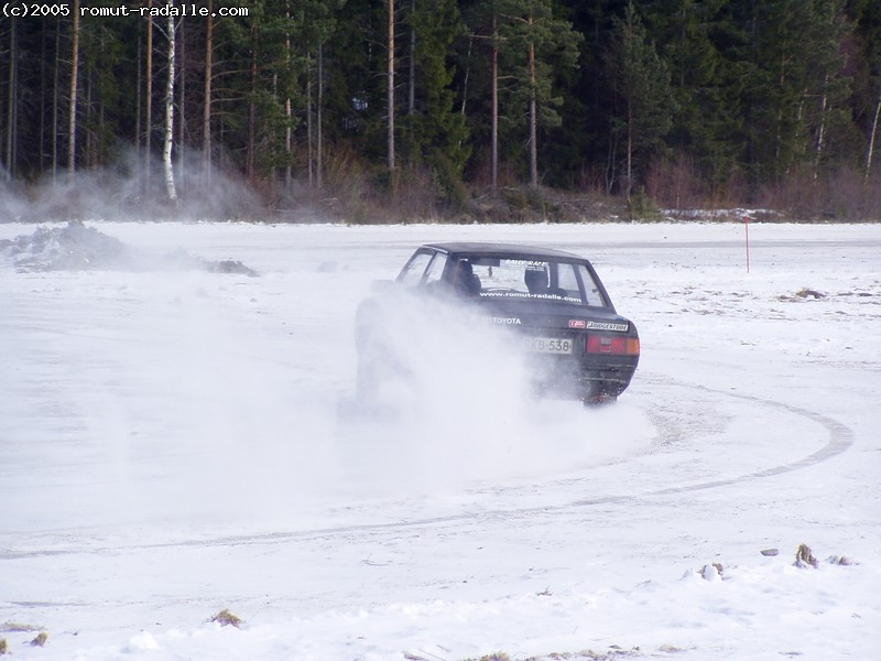 Corolla pöllyttää lunta