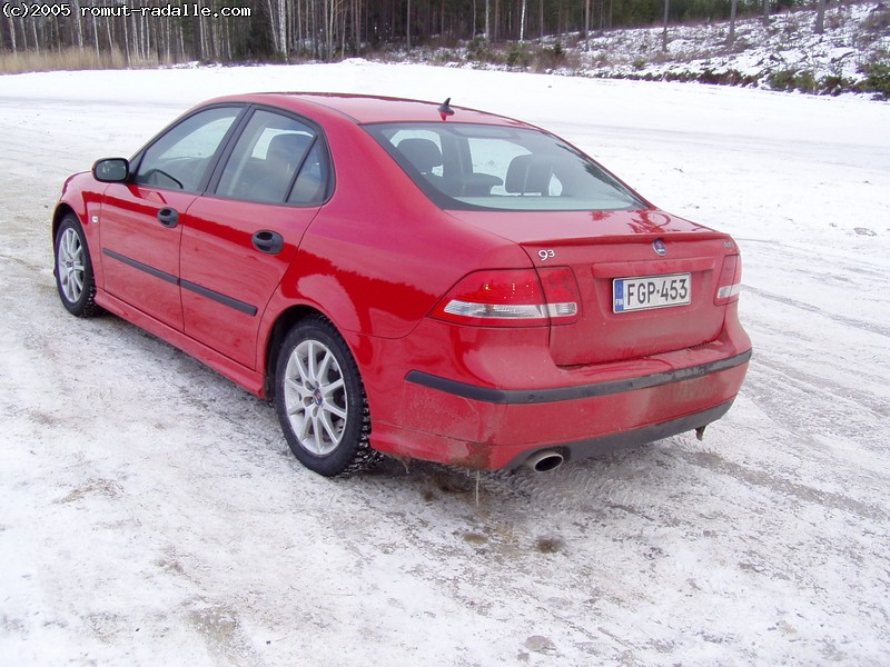 Punainen Saab 9-3