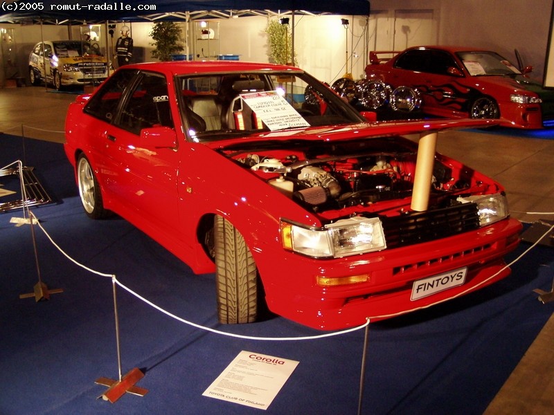 Punainen Toyota Corolla Coupe GT