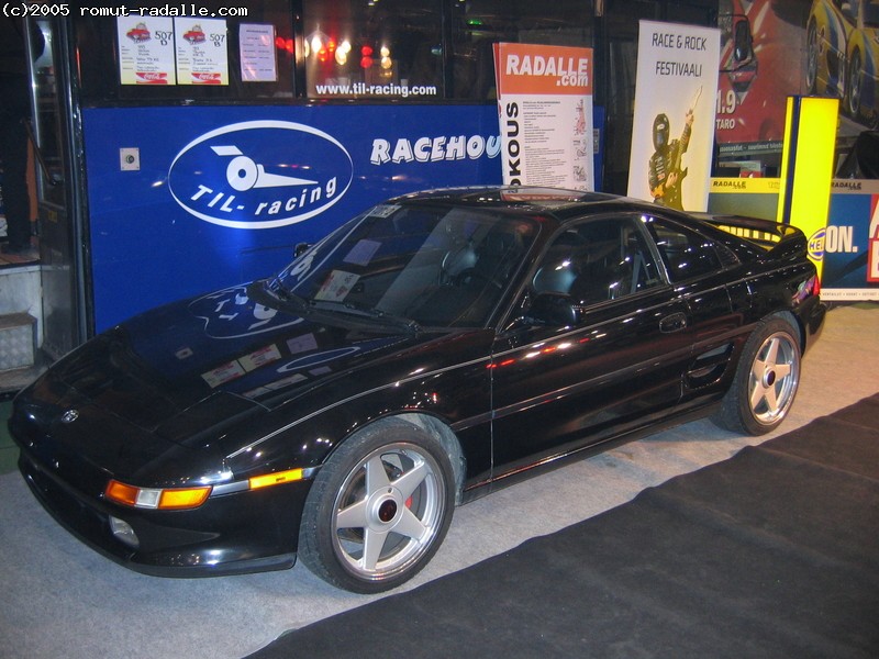 Musta Toyota MR2